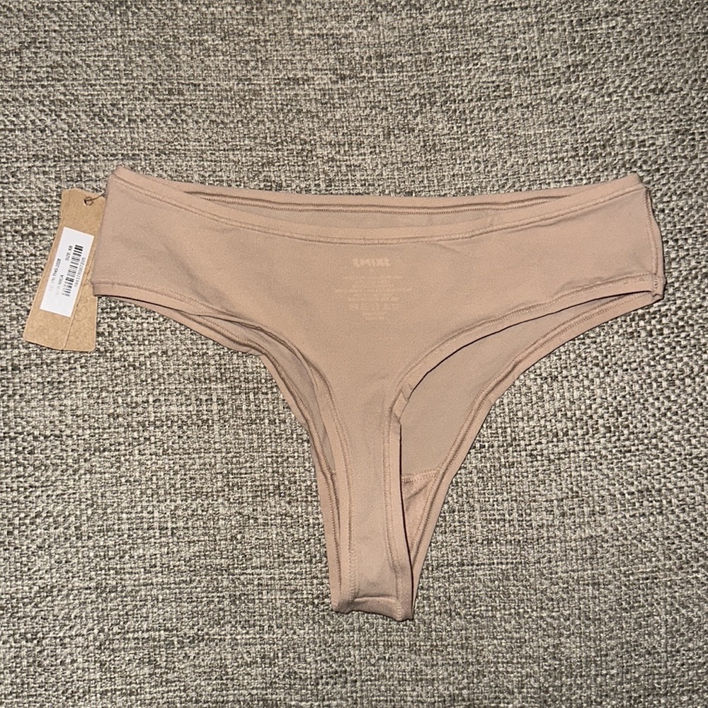 SKIMS FITS EVERYBODY DIPPED THONG - Picture 3 of 5